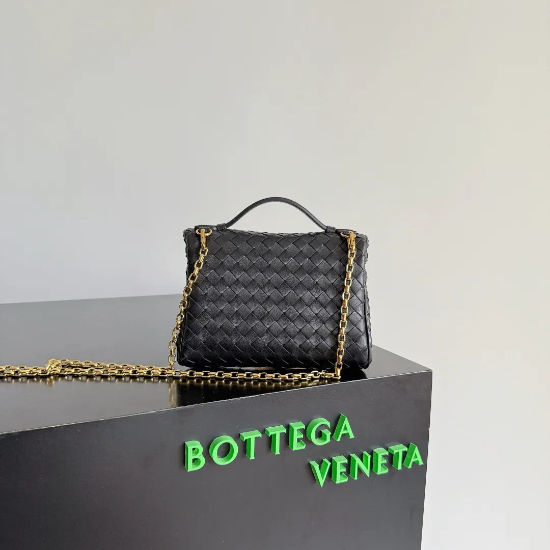 Batch 1480 BOTTEGA VENETA2025 new women's small Soft Vanity cosmetic bag, using the classic Intrecciato weaving technique, inheriting the classics, the ring buckle design 😎 The light metal chain gives you a high-end sense of matching, the chain is removable, and it can be used as a handbag ~ An elegant small bag that is perfect for participating in events. The overall body of the bag is as soft as marshmallow and can be easily kneaded, showing the strong toughness and high-end feel of the leather. The touch of sheepskin is so amazing. It is so healing when pinched! I have absolutely no resistance to small bags! ! ! Style number: 843800 Color: black Size: 19*14*3cm